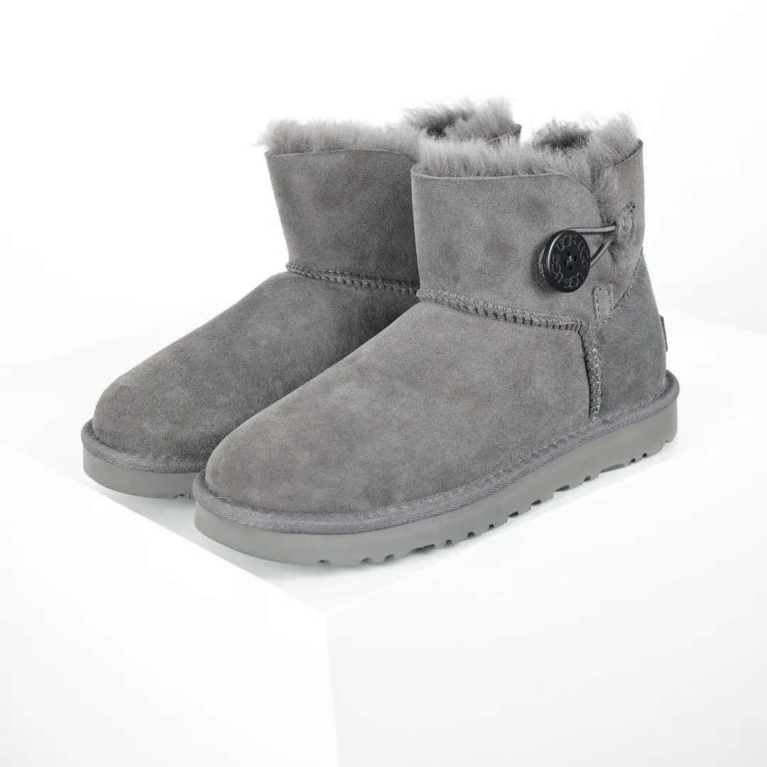 Pick up locally 💰540 The core recommendation is good price UGG basic Bailey twist style Xiaohongshu hot style Henan Longfeng leather production Sheepskin integrated top quality in the market 2-3 cm cashmere insole to keep warm in winter and a very suitable choice for home use UUG has launched a style series in the new year, which is partially geared towards the preferences of young consumers and has also moved to the forefront of fashion trends. Shoe body material Water-repellent coated suede upper 17mm UGGPURE™ implanted wool insole Lightweight non-slip comfortable rubber outsole With brand LOGO Trademark Comes with full packaging Size: 35 36 37 38 39 40